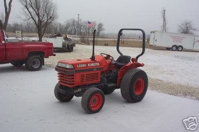 1992 4 wheel drive kubota tractor l-2350 with 6FT blade