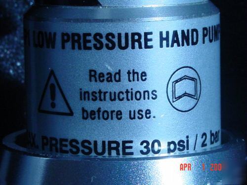 Ashcroft ate-100 handheld pressure calibrator and case