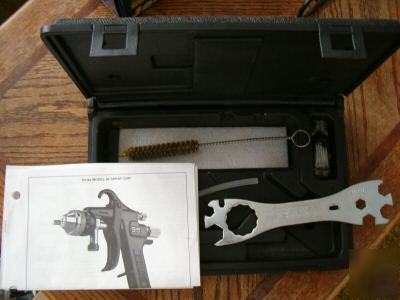 Binks model 95 air paint spray gun with case and cup