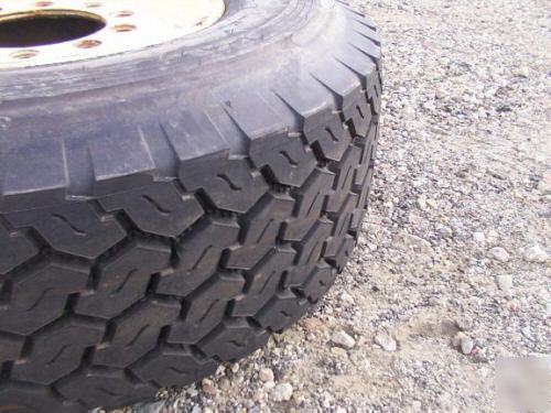 New brand bridgestone 385/65 r 22.5 tire with rim