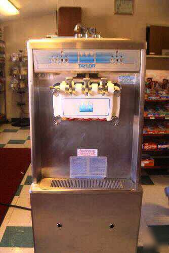 Taylor ice cream machine with two flavors & twist - 