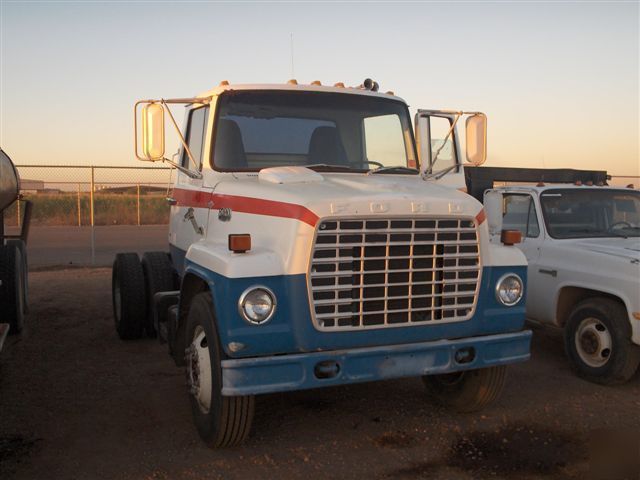 82 ford semitractor chassis with cat diesel 3208 engine
