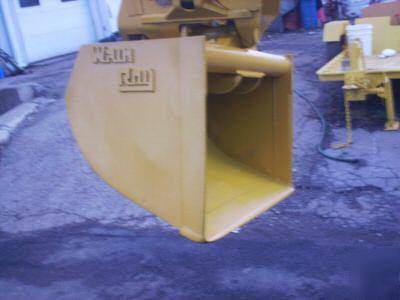 Excavator bucket with hydraulic tilt