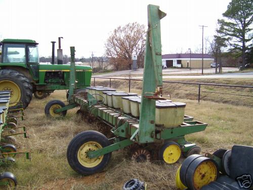 John deere 7100 11-row no-till planter with markers