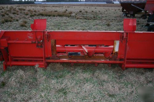 Massey ferguson 1144- 4 row wide cornhead