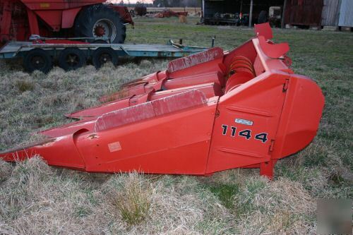 Massey ferguson 1144- 4 row wide cornhead