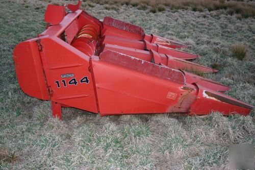 Massey ferguson 1144- 4 row wide cornhead