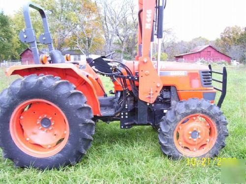 M4900 kubota 4WD w/loader & bale spike