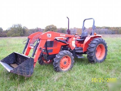 M4900 kubota 4WD w/loader & bale spike