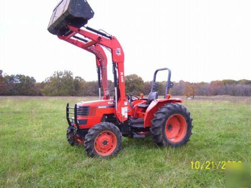 M4900 kubota 4WD w/loader & bale spike