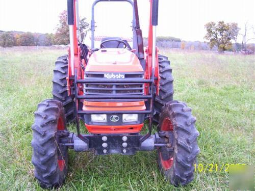 M4900 kubota 4WD w/loader & bale spike