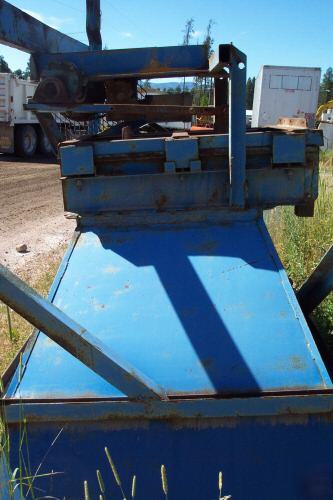 Shop-built 4 cubic yard plate feeder with grizzly