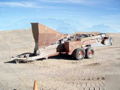 Hydraulic trailer skidsteer pneumatic load out belt