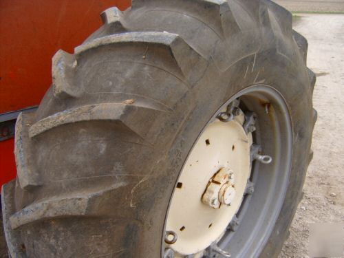 Allis chalmers 200 tractor. one owner 1650 true hours