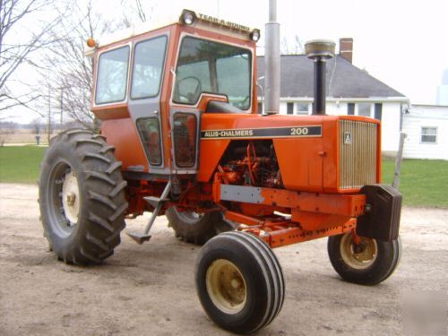 Allis chalmers 200 tractor. one owner 1650 true hours