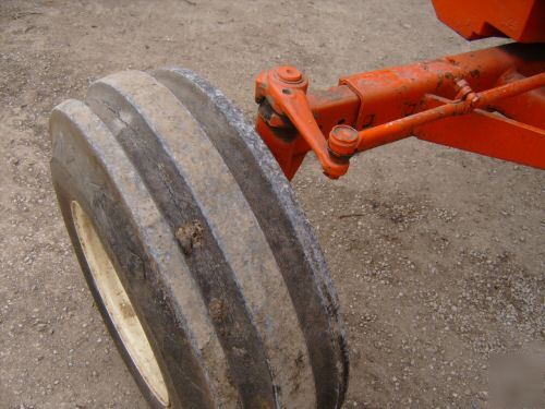 Allis chalmers 200 tractor. one owner 1650 true hours