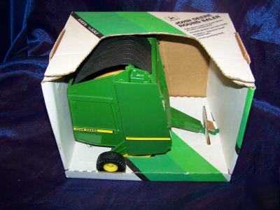 John deere round baler with bale 1/16 scale