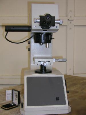 Micro vickers hardness tester