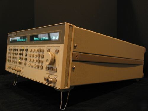 Hp-8643A synthesized signal generator