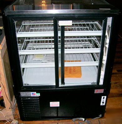 Federal bakery display case high volume