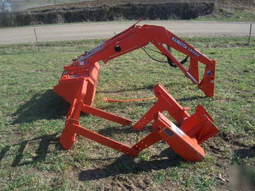 Kubota LA1002 loader with 6 ft. bucket