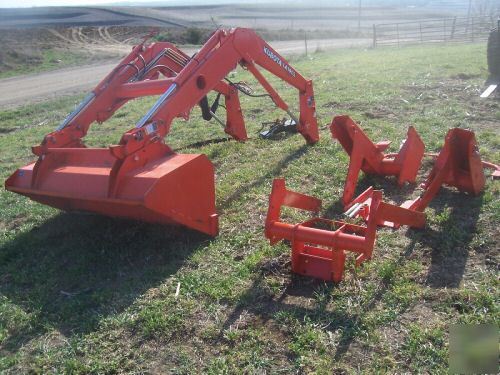 Kubota LA1002 loader with 6 ft. bucket