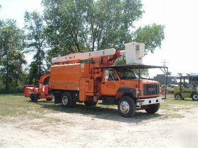 1998 c-7500 bucket truck with chipper