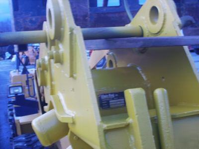 Excavator bucket with hydraulic tilt