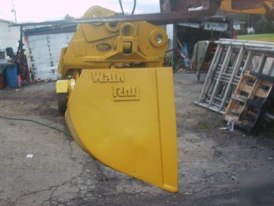 Excavator bucket with hydraulic tilt