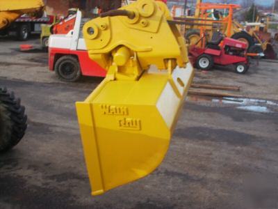 Excavator bucket with hydraulic tilt