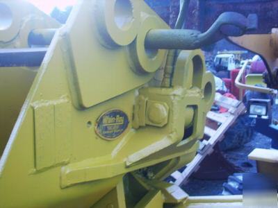 Excavator bucket with hydraulic tilt