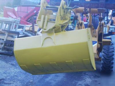 Excavator bucket with hydraulic tilt