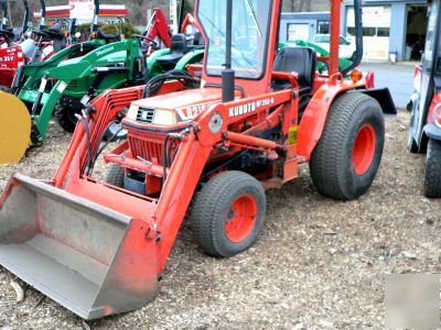 Kubota 4X4 4 cyl diesel 24 hp tractor loader pto hitch