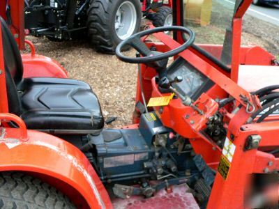 Kubota 4X4 4 cyl diesel 24 hp tractor loader pto hitch