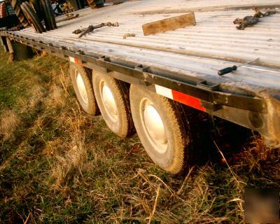32 foot gooseneck trailer triple axle dove tail tractor