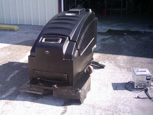 Nss wrangler 3330 floor scrubber auto-scrubber