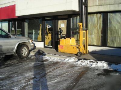 Big joe power driven counter balanced lift truck