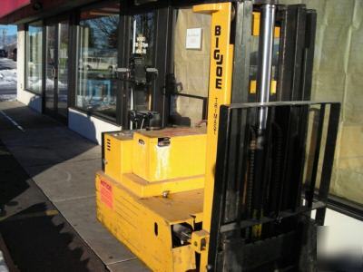 Big joe power driven counter balanced lift truck