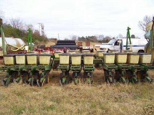 John deere 7100 11-row no-till planter with markers