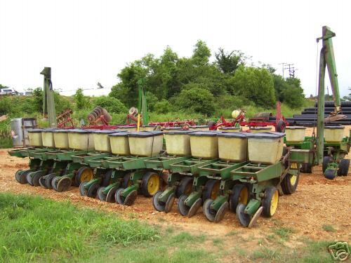 John deere 7100 11-row no-till planter with markers