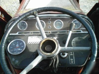 International 674 2WD farm tractor w/1850 loader-61HP