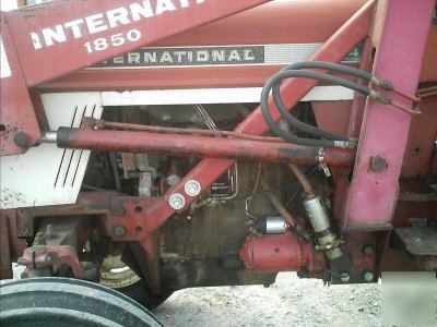 International 674 2WD farm tractor w/1850 loader-61HP